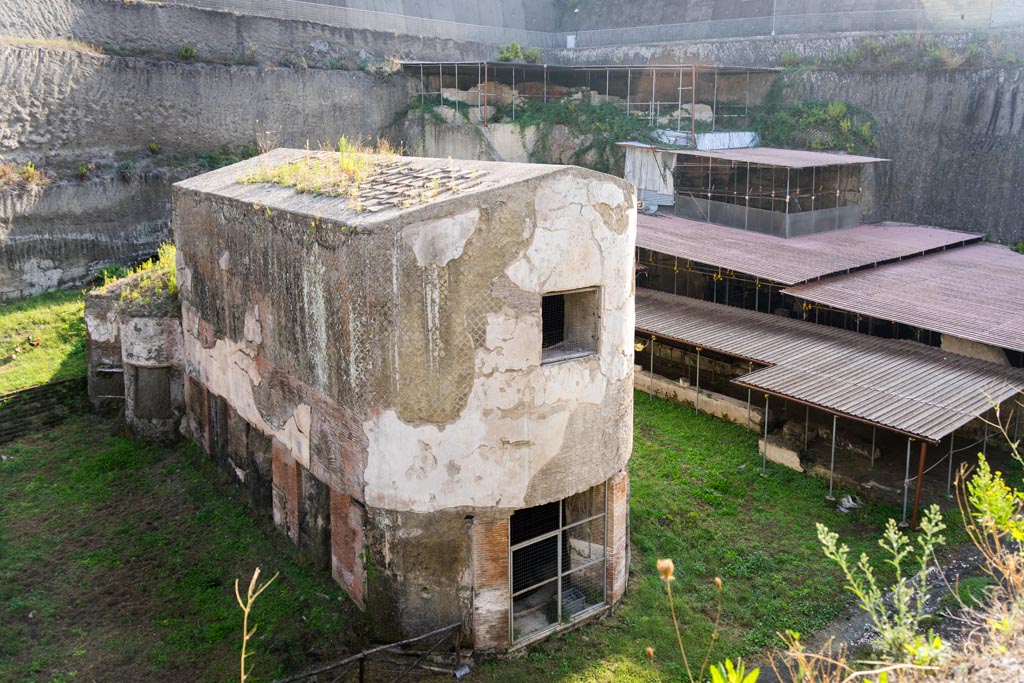 Herculaneum Villa dei Papiri. October 2023.
Looking north towards baths complex, on left, and residential complex, on right. Photo courtesy of Johannes Eber.